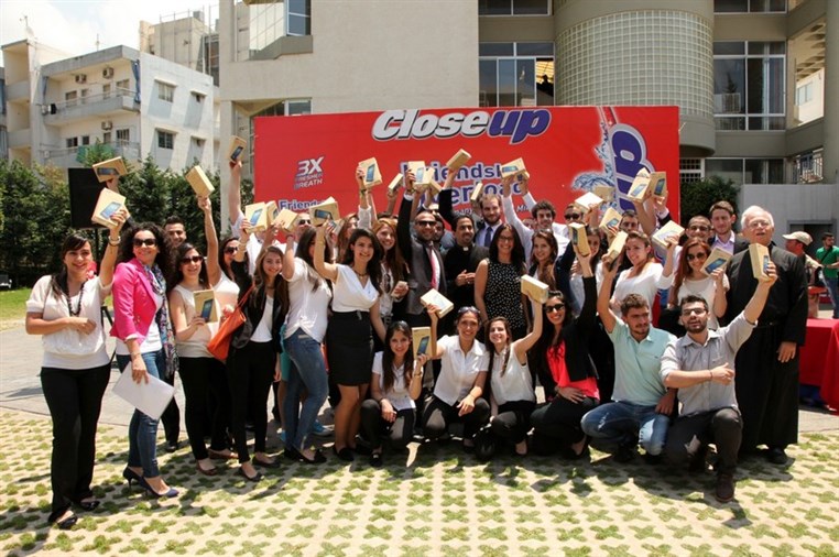 Students of the Holy Spirit  Kaslik break the record in the Friendship Overload Campaign